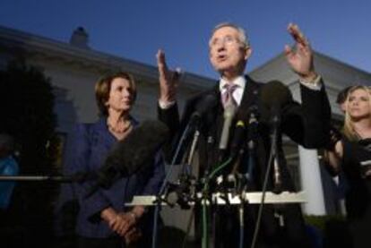 El l&iacute;der de la mayor&iacute;a dem&oacute;crata en el Senado, Harry Reid habla junto a la l&iacute;der de la minor&iacute;a dem&oacute;crata en la C&aacute;mara de Representantes, Nancy Pelosi, ante la prensa anoche tras la reuni&oacute;n de Obama con los l&iacute;deres republicanos. 