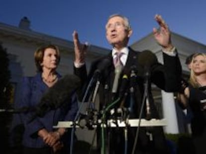 El l&iacute;der de la mayor&iacute;a dem&oacute;crata en el Senado, Harry Reid habla junto a la l&iacute;der de la minor&iacute;a dem&oacute;crata en la C&aacute;mara de Representantes, Nancy Pelosi, ante la prensa anoche tras la reuni&oacute;n de Obama con los l&iacute;deres republicanos. 