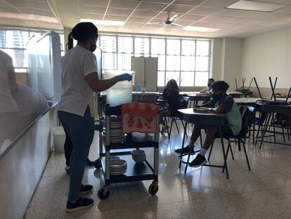 "Es como un avión", dijo un estudiante cuando Tatiana Elizondo llegó con el carrito de comida para repartir al aula de la escuela La Carpio, en San José, para evitar aglomeraciones en el comedor.