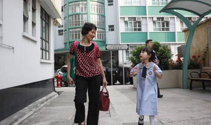 Fok Mei-sung, de 66 años, a la vuelta del colegio con su nieta.