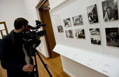 Un cámara capta imágenes de las fotografías de Dennis Hopper en el museo Martin-Gropius-Bau, de Berlín.