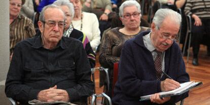 Un grupo de jubilados asiste a una conferencia sobre literatura en la Universidad de Barcelona el pasado 6 de mayo.