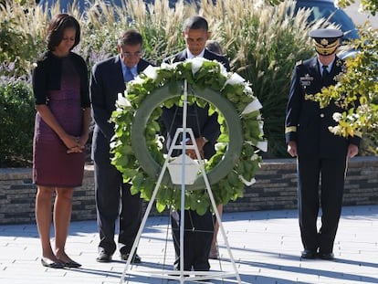 Michelle y Barack Obama, y en el centro, Leon Panetta, en el acto de homenaje del 11-S.