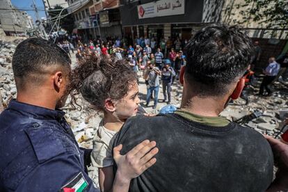 Una niña es rescatada entre los escombros de un edificio bombardeado en la ciudad de Gaza, este domingo. Al menos 33 personas, entre ellas 10 mujeres y 13 niños, han muerto en Gaza, a unas horas de que se celebre una reunión del Consejo de Seguridad de la ONU, en el ataque más letal lanzado por Israel desde el inicio de las hostilidades el pasado lunes, según informa el Ministerio de Sanidad palestino.