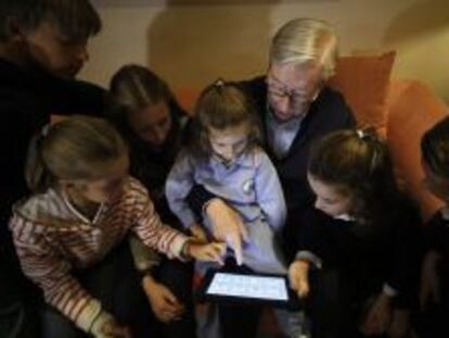 Un interno de Sanitas Residencial maneja un iPad con la &#039;app&#039; Pupitre con sus nietos.