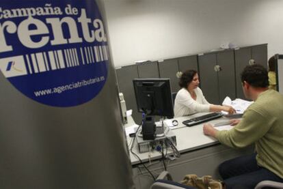 Un contribuyente tramita su declaración de renta en una oficina de la Agencia Tributaria en Madrid.