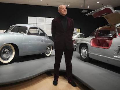 El comisario de la muestra, Norman Foster, posa con un automóvil en la presentación de ‘Motion’, en el Museo Guggenheim Bilbao.