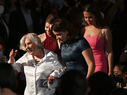 Acompañada por sus nietas, la escritora y periodista Elena Poniatowska llega al Palacio de Bellas Artes, en la Ciudad de México.