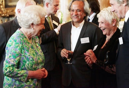 La reina Isabel II habla con Judi Dench y Anish Kapoor (centro) durante una recepción de los premios Praemium Imperiale en el palacio de Buckingham, en julio de 2011. 