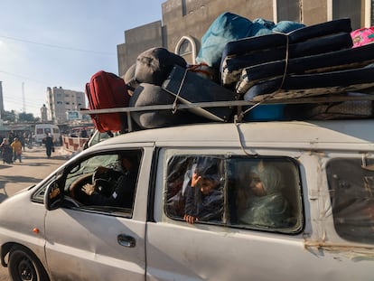 Un grupo de palestinos desplazados llega este domingo al suroeste de Gaza, al campo de Tall el-Sultan, cerca del paso de Rafah.