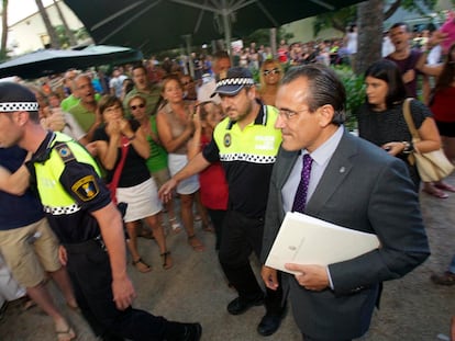 El exalcalde de Gandia Arturo Torró es abucheado en la casa de la cultura de este municipio, en 2012.