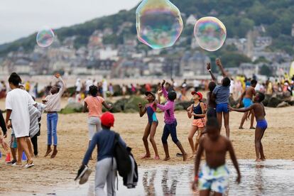 Niños juegan en una playa de Cabourg (Francia).