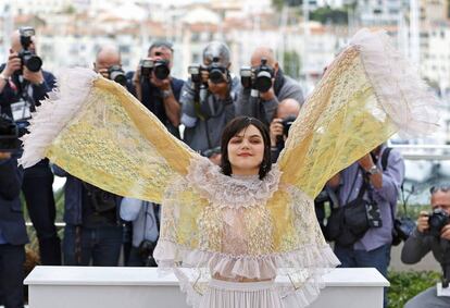 Soko posa durante una sesión de fotos para la película 'La danseuse' ('El bailarín') de competición para la categoría 'Un Certain Regard' en el 69º Festival de Cannes.