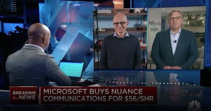 Captura de pantalla de la entrevista del CEO de Microsoft, Satya Nadella, y el de Nuance, Mark Benjamin, en la CNBC este lunes tras el anuncio de la adquisición de la segunda empresa por la primera.