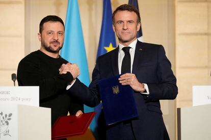 El presidente ucranio, Volodímir Zelenski, y el francés, Emmanuel Macron, en París, el pasado febrero. 