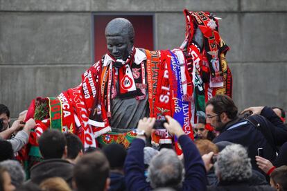 Decenas de personas se acercan a la estatua del jugador de fútbol Eusébio da Silva Ferreira para rendirle un último homenaje en el estadio de la Luz en Lisboa (Portugal).