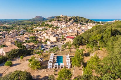 La piscina del hotel Creu de Tau con vistas al municipio de Capdepera.