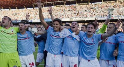 Los jugadores del Celta celebran el ascenso.