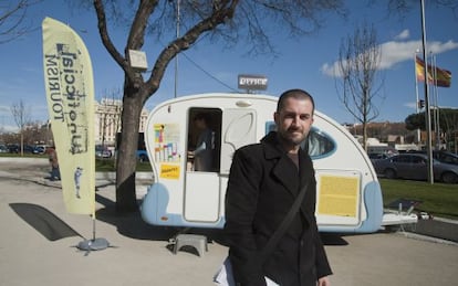 El artista multidisciplinar Iñaki Larrimbe ante la caravana de 'Unofficial Tourism'.