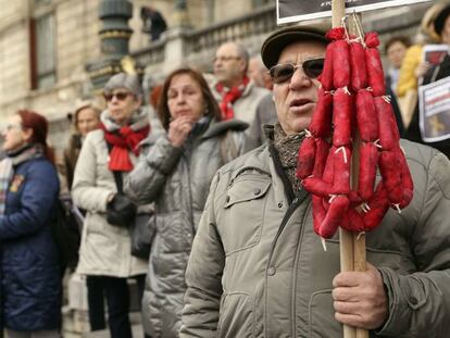 Unos pensionistas se manifiestan en Bilbao el pasado 26 de febrero.