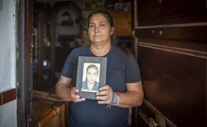 Ángeles Delgado, con un retrato de su amiga fallecida, Amanda Cabeza.