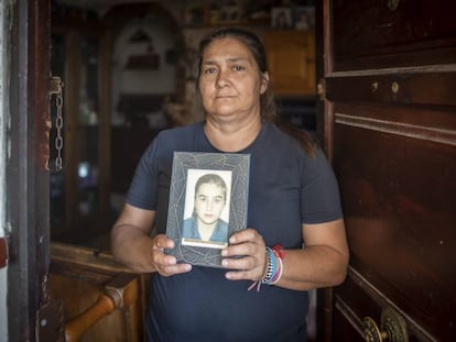 Ángeles Delgado, con un retrato de su amiga fallecida, Amanda Cabeza.