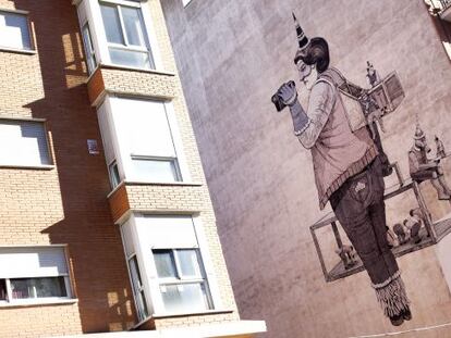 Una de las obras de arte urbano en una medianera del distrito de Tetuán.