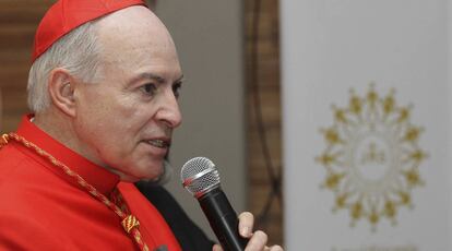 Carlos Aguiar Retes, tras ser nombrado cardenal, en 2016.