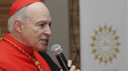 Carlos Aguiar Retes, tras ser nombrado cardenal, en 2016.