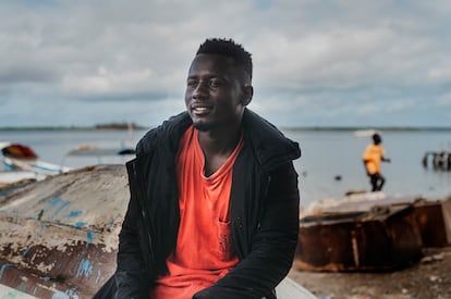 Mansour Dia, de 23 años, en la imagen, subió a bordo de otra patera en mayo de 2023. Partió de una playa cercana a Ndangane, dentro del delta del Saloum, con otras 150 personas a bordo. Nada salió como esperaba. “A los seis días, una tormenta terrible sacudió el 
bote. Recuerdo a mucha gente gritando y llorando. Había mujeres embarazadas con ataques de pánico, heridos de gravedad y personas que se querían tirar por la borda… Al capitán no le quedó otra alternativa que dar media vuelta e intentar volver a Dakar. Cuando conseguimos llegar, tuve 
que pensar muy bien qué hacer. Sentía que había fracasado, no solo había perdido los 450.000 CFA que pagué (unos 685 euros), sino que tenía que enfrentarme a mi familia y a la vergüenza de no haber podido alcanzar Europa. Fue una experiencia muy dura”, concluye el joven.