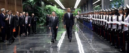  El presidente de Cuba Raúl Castro (i) recibe al presidente de Estados Unidos Barack Obama (d), en la ceremonia oficial de recibimiento en el Palacio de la Revolución en La Habana (Cuba)