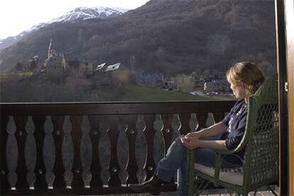 Vista al pueblo de Unha, localidad vecina de Salardú (Lleida), desde uno de los balcones del hotel Mauberme.