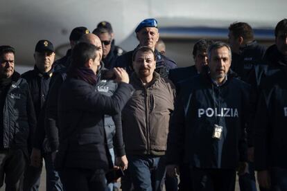El ex terrorista de extrema izquierda, Cesare Battista, a su llegada el lunes al aeropuerto de Ciampino en Roma.