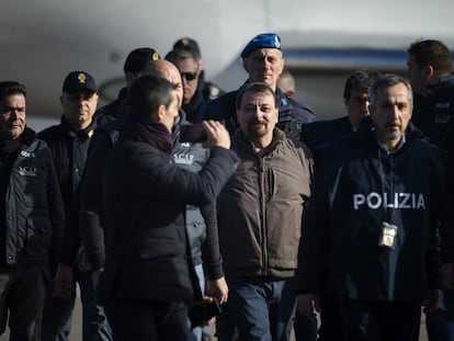 El ex terrorista de extrema izquierda, Cesare Battista, a su llegada el lunes al aeropuerto de Ciampino en Roma. 