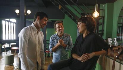 Daniel Guzmán dirige a Juan José Ballesta y Belén Cuesta en el ensayo de 'Los tragos de la vida'.