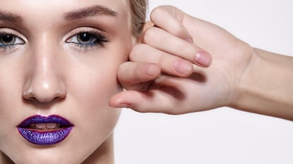 El tinte labial Wonderskin funciona como una mascarilla azul con toques morados muy intensa y, al retirarla, aparece el color permanente y natural. GETTY IMAGES.