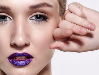 El tinte labial Wonderskin funciona como una mascarilla azul con toques morados muy intensa y, al retirarla, aparece el color permanente y natural. GETTY IMAGES.