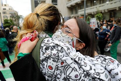 Mujeres celebran la decisión de la Corte Constitucional de aprobar la despenalización parcial del aborto, en Colombia.