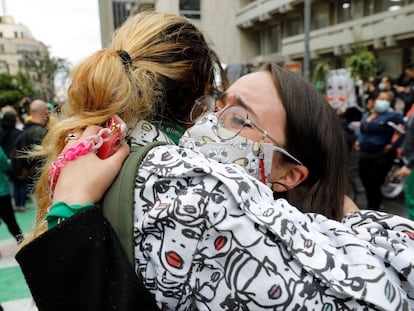 Mujeres celebran la decisión de la Corte Constitucional de aprobar la despenalización parcial del aborto, en Colombia.