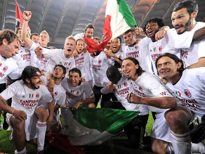 Los jugadores del Milan festejan su 18º título de Liga el sábado en Roma.