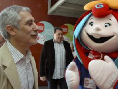 Llamazares, durante su visita a la Feria Internacional de Muestras de Asturias.