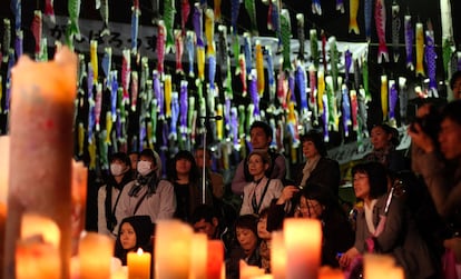 El público sigue un concierto benéfico celebrado en Tokyo, en recuerdo del terremoto y tsunami del pasado 11 de marzo.