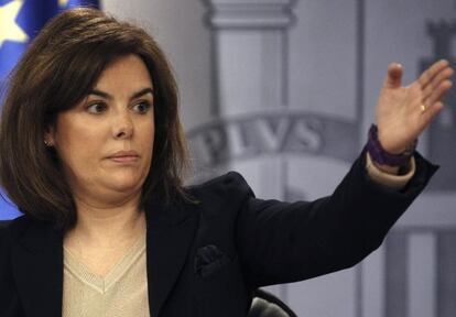 La vicepresidenta del Gobierno, Soraya S&aacute;enz de Santamar&iacute;a, durante la rueda de prensa, tras la reuni&oacute;n del Consejo de Ministros.