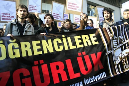 Compañeros de clase de Cihan Kirmizigül, protestando a la salida de un juzgado en Estambul.