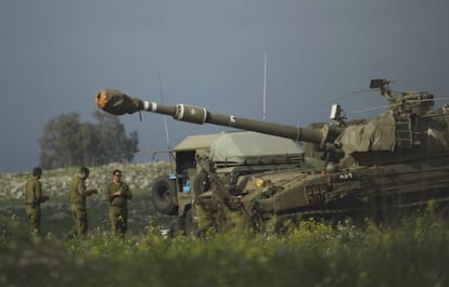 Soldados de Israel en la frontera con Siria en los Altos del Gol&aacute;n. 