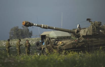 Soldados de Israel en la frontera con Siria en los Altos del Golán.