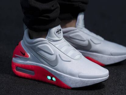 Probamos las zapatillas que se abrochan solas y se manejan con el móvil