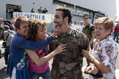 Familiares de un miembro de la tripulación del 'Castilla' reciben al militar a su llegada a Rota.