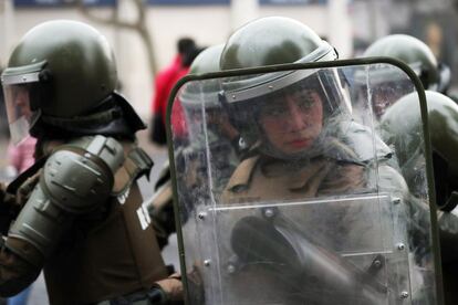 Una policía reacciona durante una manifestación en contra de la violencia machista, en Santiago (Chile).