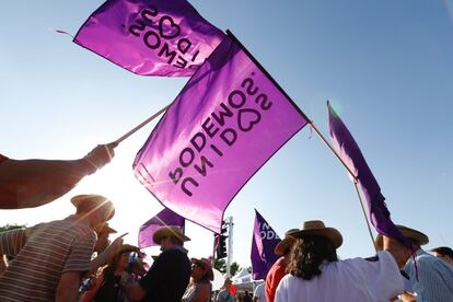 Banderas de Unidos Podemos, durante los actos de final de campaña en Madrid Río.